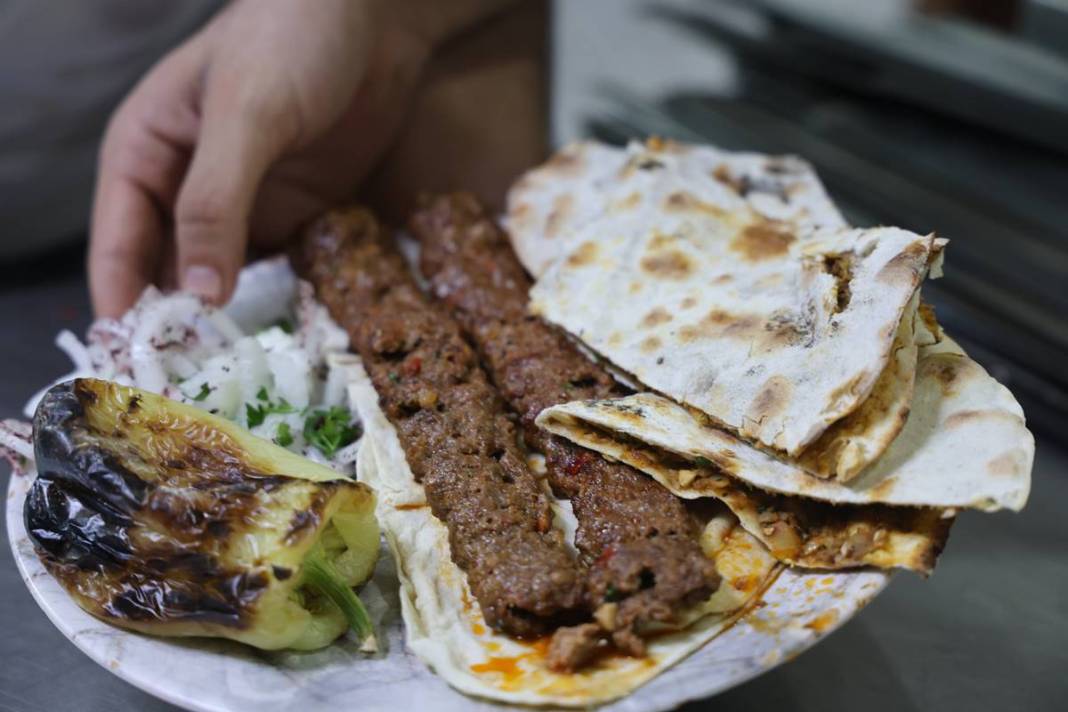 O kentteki lokantada kebap fiyatlarını görenlerin gözleri fal taşı gibi açıldı! Emin olmak için fiyatını defalarca soruyorlar 10